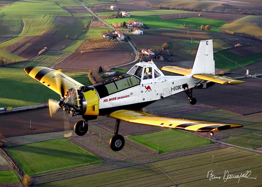 Dromader PZL M18B in volo